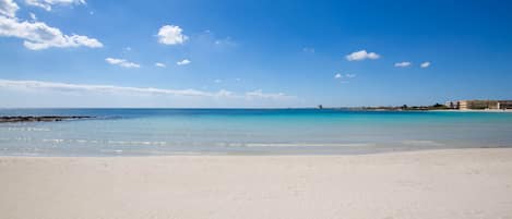 Una spiaggia nelle vicinanze