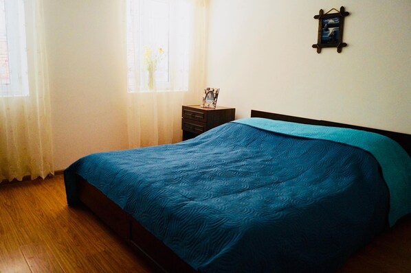 2 habitaciones, tabla de planchar con plancha, wifi y ropa de cama 