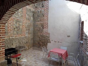 Outdoor dining - Rural apartment El Claustro with barbecue for 4 people (Vega de Santa María)