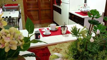 Fridge, oven, dishwasher, cookware/dishes/utensils
