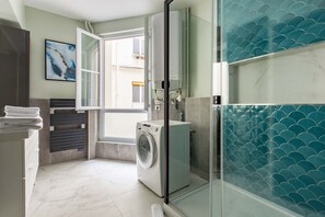 Chuveiro, secador de cabelo, toalhas de banho 