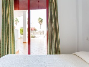 2 makuuhuonetta, työpöytä, silitysrauta/-lauta, ilmainen Wi-Fi