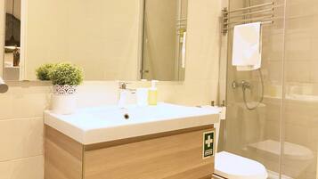 Shower, hair dryer, towels