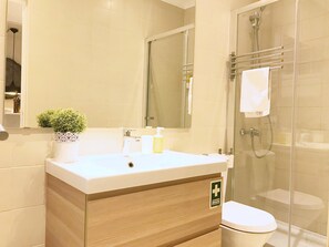 Dusche, Haartrockner, Handtücher