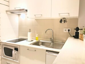 Kühlschrank, Mikrowelle, Wasserkocher mit Kaffee-/Teezubehör, Toaster