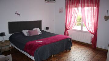 2 camere, una scrivania, ferro/asse da stiro, culla da viaggio