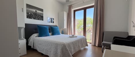 1 bedroom, desk, free WiFi, bed sheets