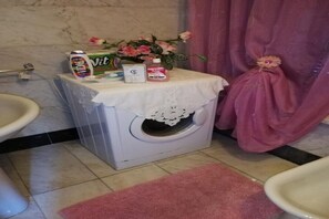 Asciugacapelli, asciugamani, sapone, shampoo