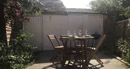 Bright & fresh, 3 storey market town house, Newent