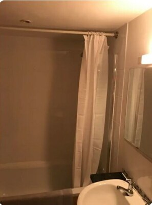 Combined shower/tub, towels, toilet paper