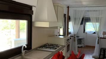 Frigorífico, horno, placa de cocina y lavavajillas