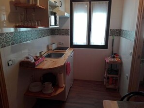 Réfrigérateur, micro-ondes, plaque de cuisson, cafetière/bouilloire