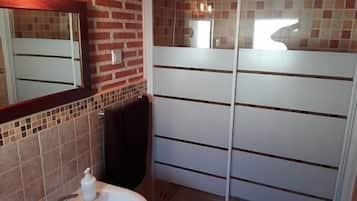Douche, sèche-cheveux, serviettes fournies, savon