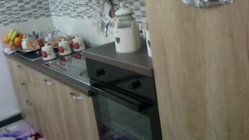Frigorífico, horno, placa de cocina y cafetera o tetera