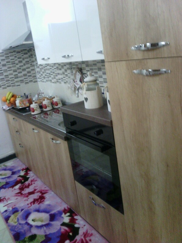 Frigorifero, forno, piano cottura, macchina per tè/caffè