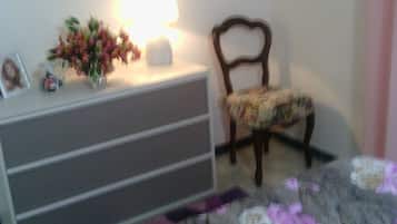 1 dormitorio, tabla de planchar con plancha, wifi y ropa de cama