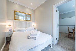 1 chambre, fer et planche à repasser, lit de bébé portatif