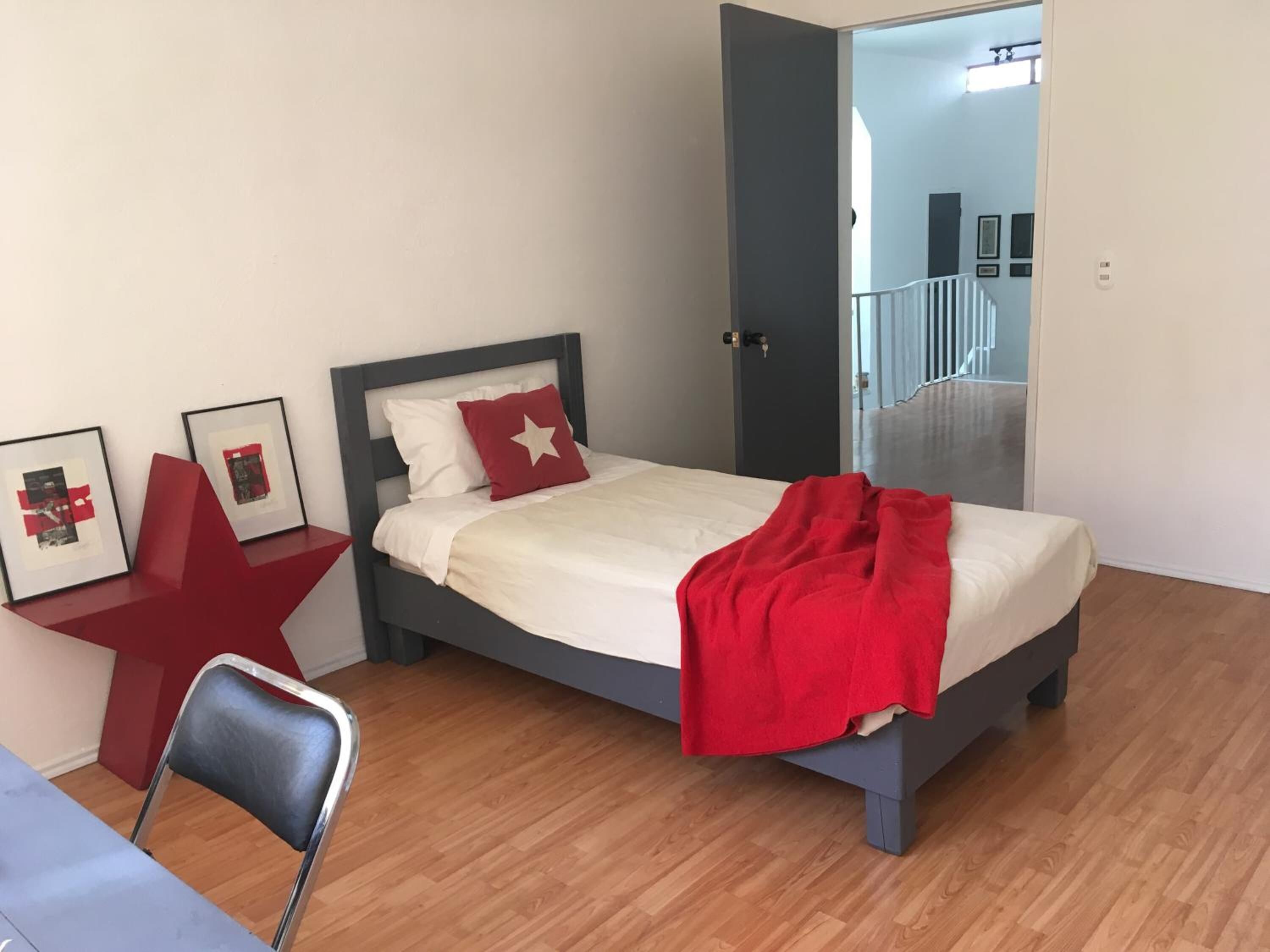 笔记本电脑工作区、免费 WiFi、床单