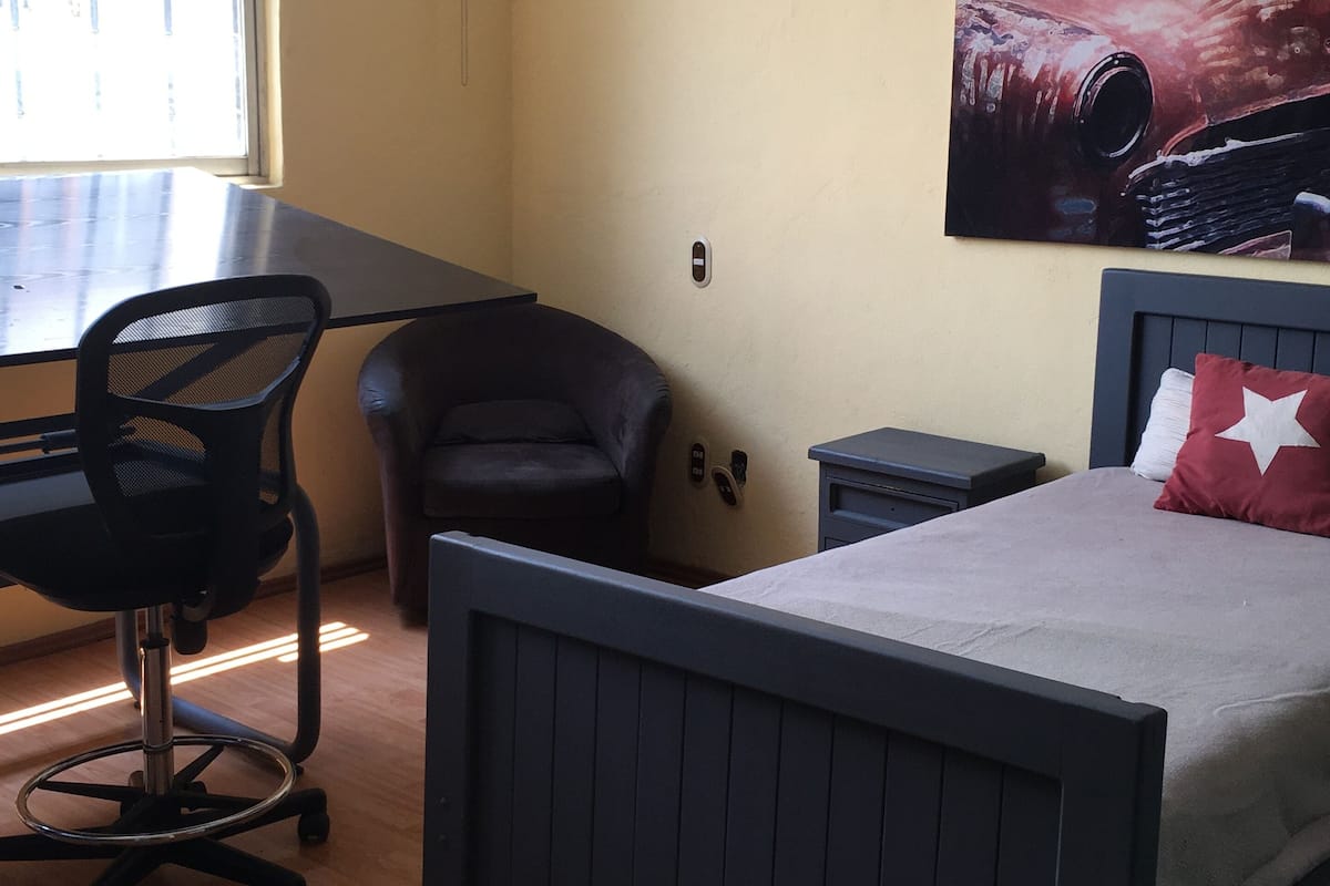 Klassieke slaapzaal, 2 eenpersoonsbedden, uitzicht op binnenplaats | Een laptopwerkplek, gratis wifi, beddengoed