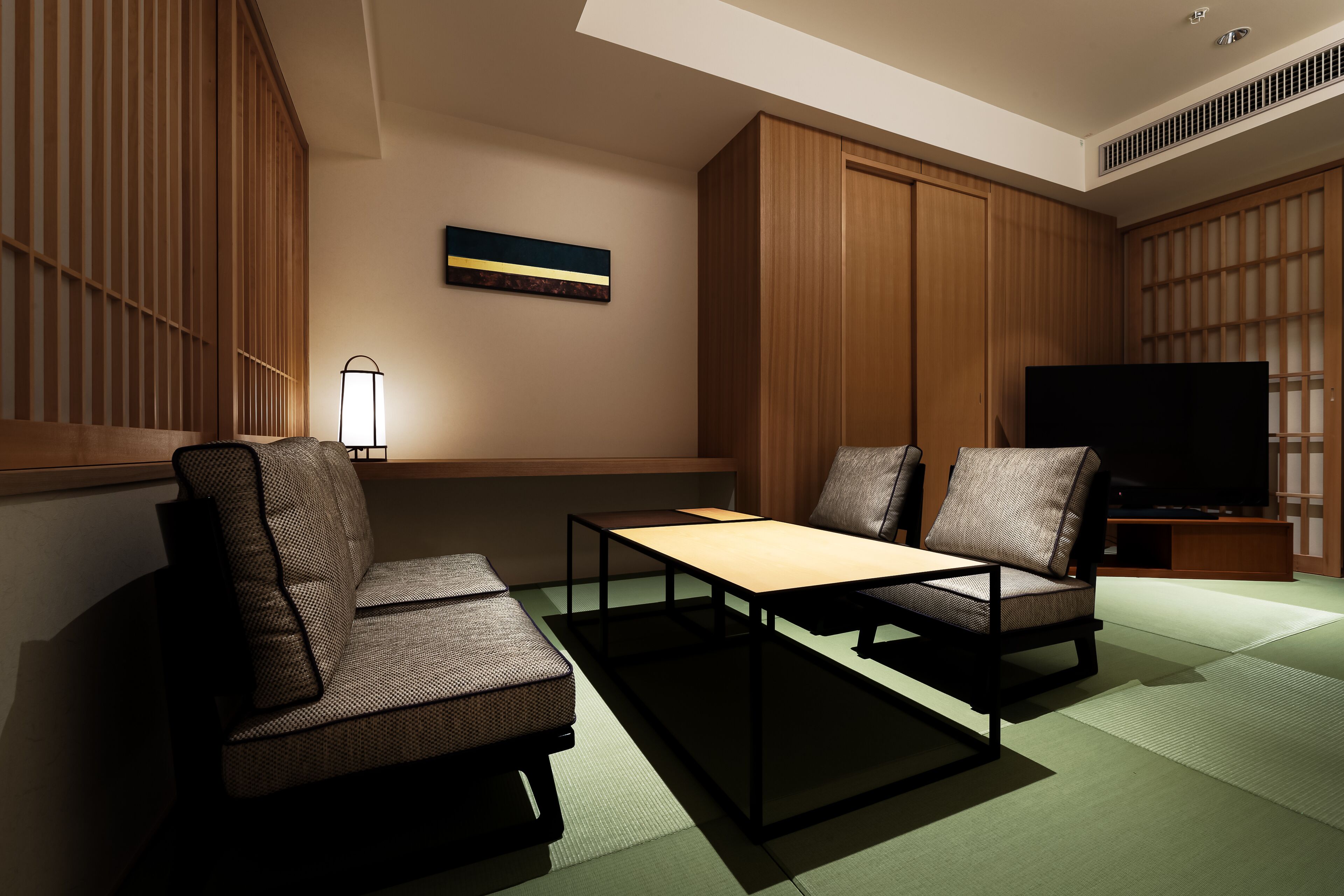 Una sala moderna con un sofá, una mesa de centro y una televisión.