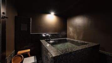 Separate bathtub and shower, deep-soaking bathtub, free toiletries