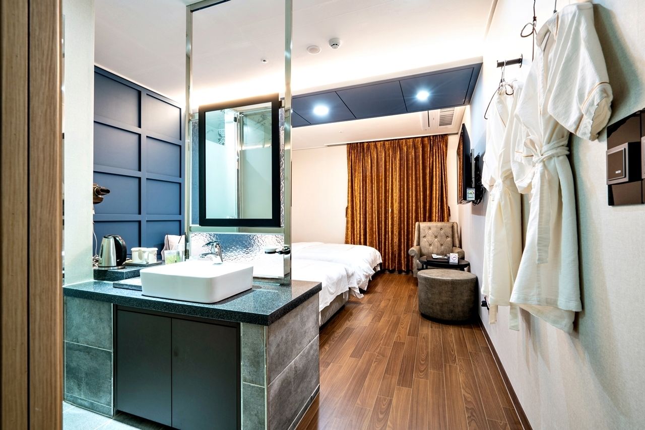 Chambre Standard avec lits jumeaux | Lavabo de la salle de bain