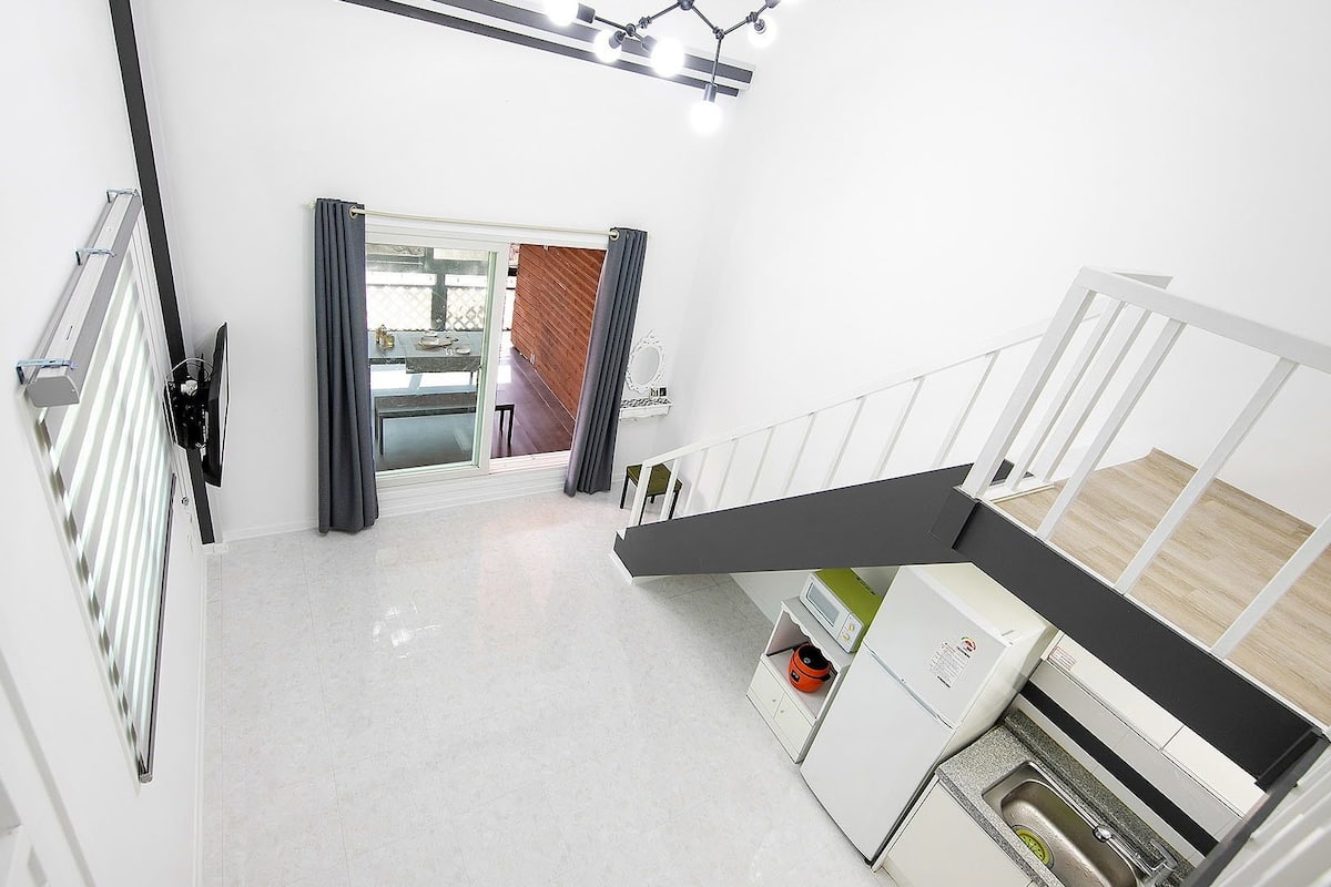Snow 1 | Living area | Flat-screen TV