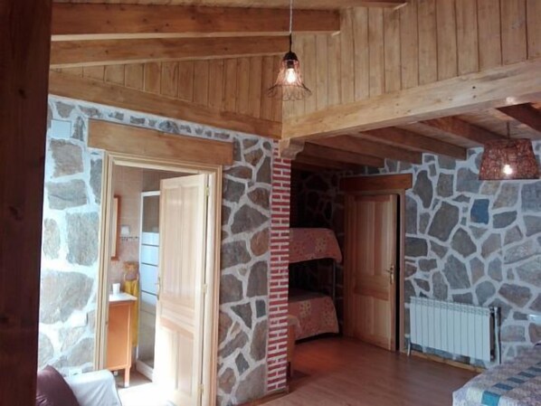 Silitysrauta/-lauta, ilmainen Wi-Fi, vuodevaatteet