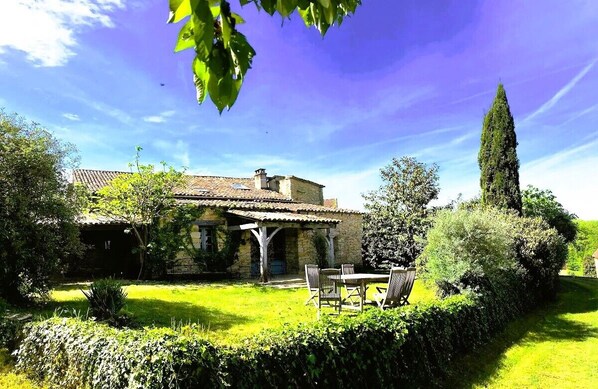 Outdoor dining - Le Figuier is a holiday home in the Dordogne with a private swimming pool (Saint-Amand-de-Coly)