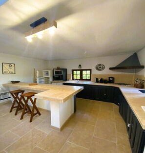 Frigorifero, microonde, forno, lavastoviglie