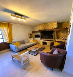 Televisio, takka, pöytätennispöytä