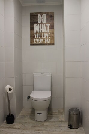 Shower, hair dryer, towels, shampoo