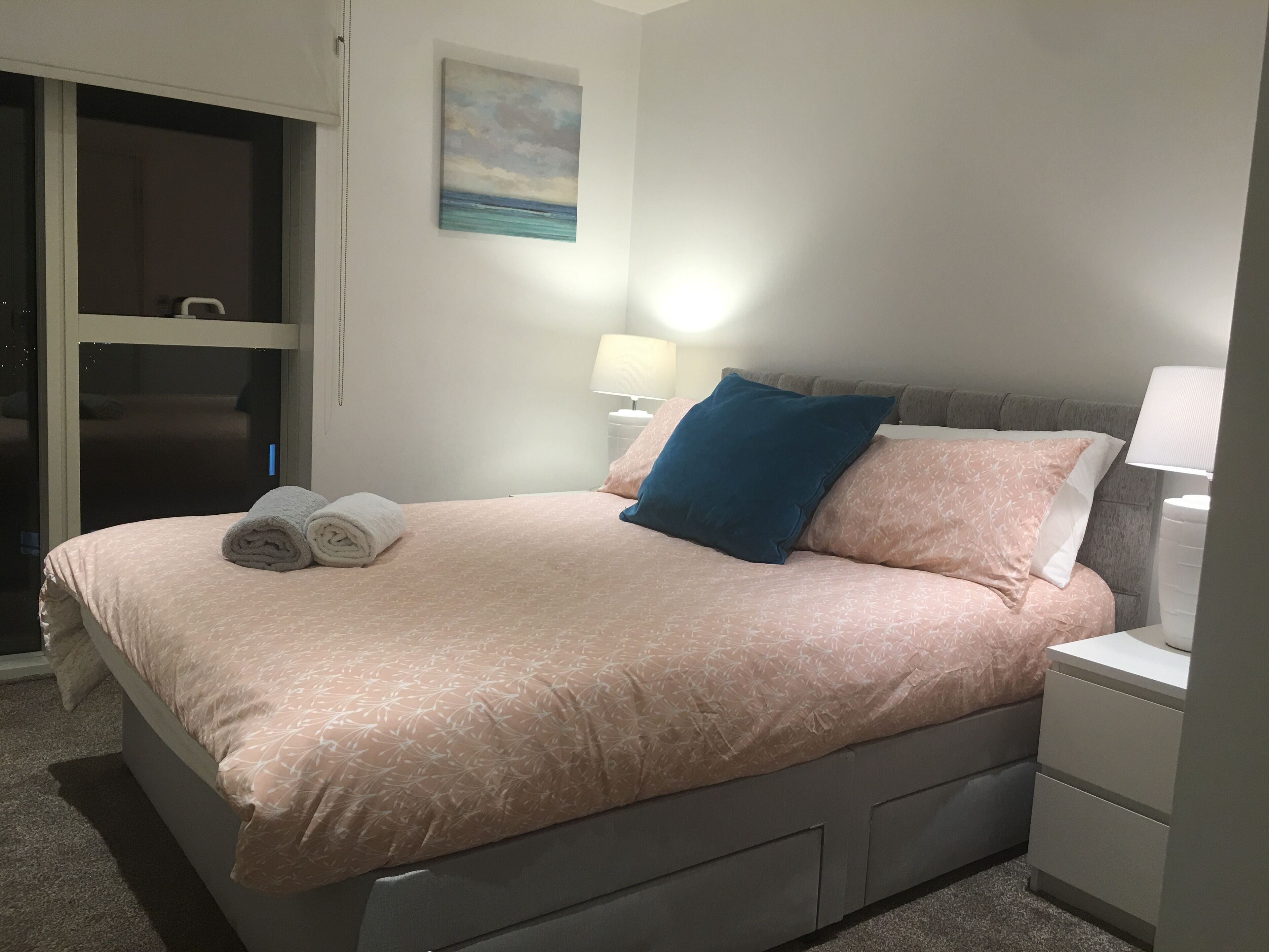 2 soverom, skrivebord, lydisolert og strykejern/-brett