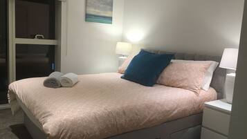 2 soverom, skrivebord, lydisolert og strykejern/-brett