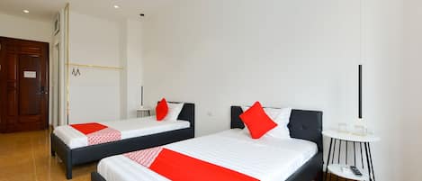 Standard Twin Room | Minibar, desk, blackout drapes, iron/ironing board