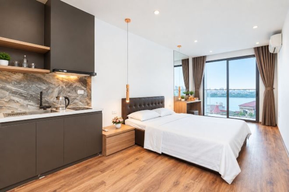 Minibar, skrivebord, blendingsgardiner og strykejern/-brett