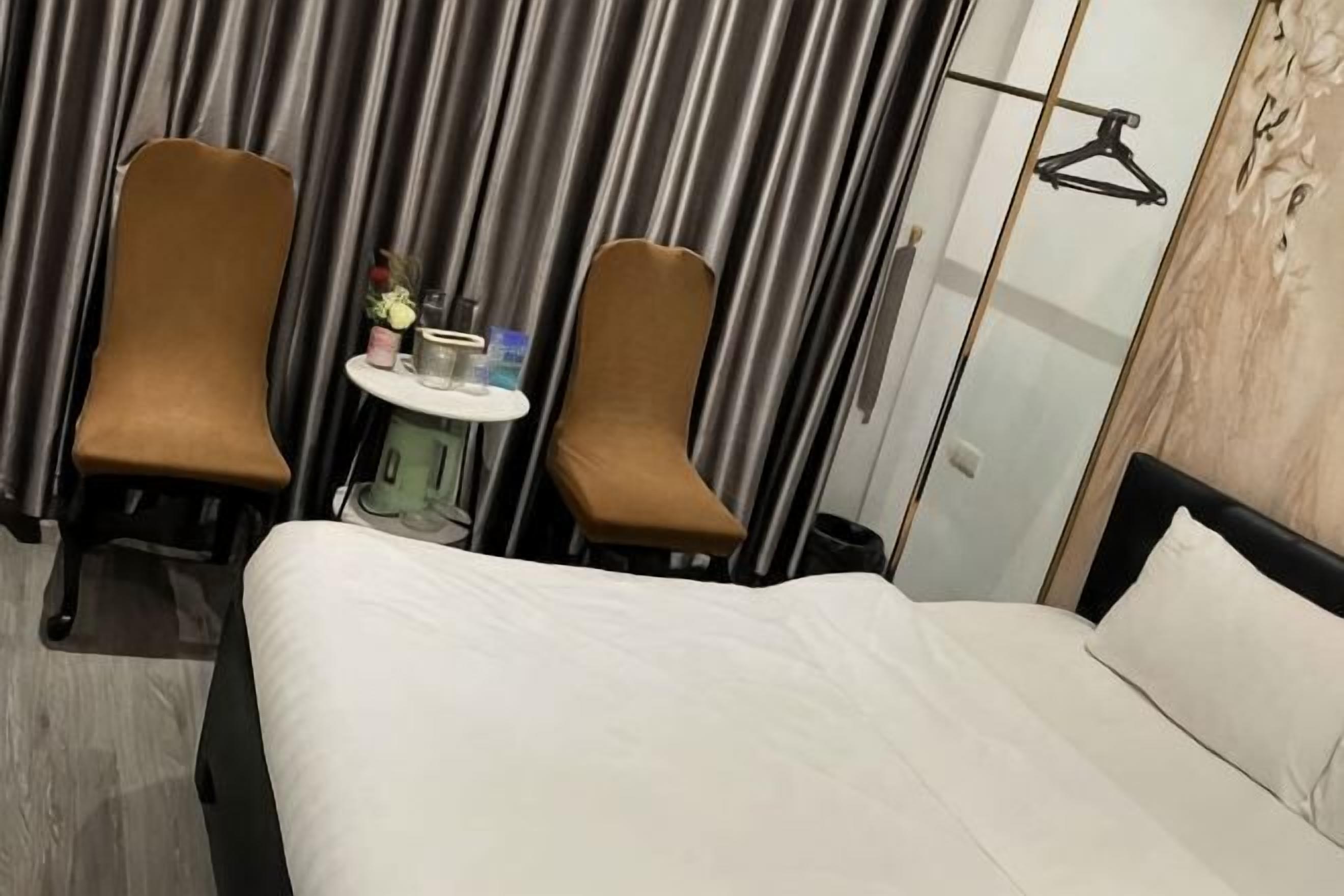 Minibar, escritorio, cortinas blackout y tabla de planchar con plancha 