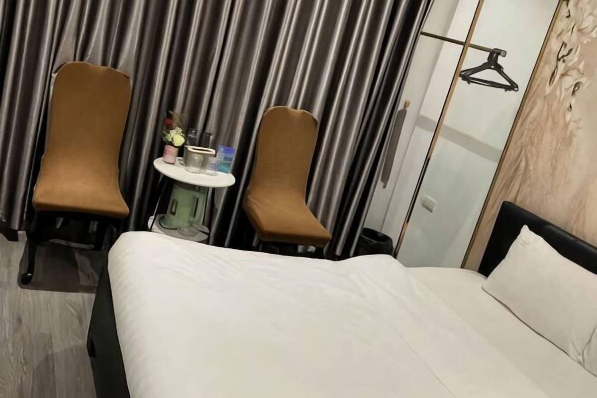 Minibar, escritorio, cortinas blackout y tabla de planchar con plancha