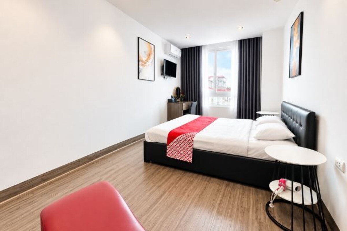 Minibar, skrivebord, blendingsgardiner og strykejern/-brett