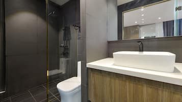 Deluxe Apartment | Bathroom | Shower, free toiletries, hair dryer, slippers