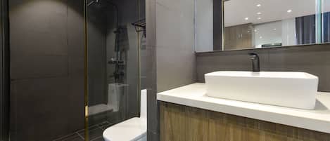 Deluxe Apartment | Bathroom | Shower, free toiletries, hair dryer, slippers