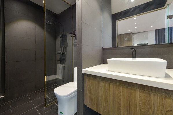 Departamento Deluxe | Baño | Regadera, amenidades de baño gratuitas, secadora de cabello, pantuflas
