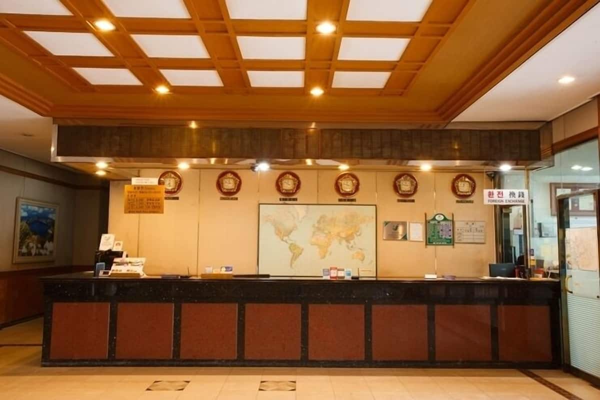 Deluxe Twin Room | Desk, laptop workspace, blackout drapes, WiFi (free)