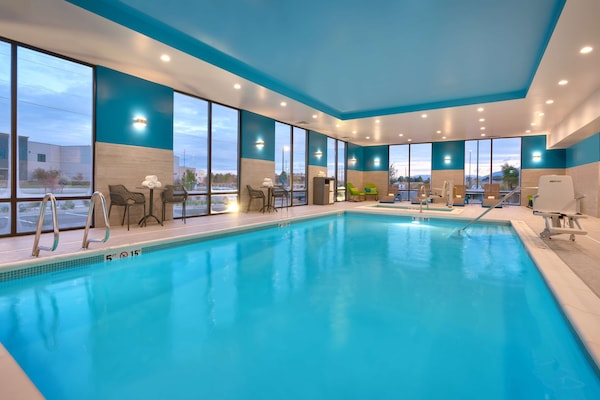 Alberca techada, acceso de 08:00 a 22:00, y camastros