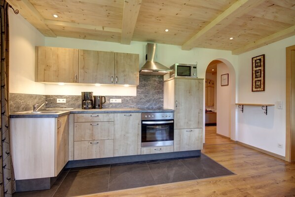 Køleskab, mikrobølgeovn, ovn, kogeplade