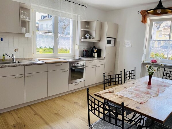 Køleskab, mikrobølgeovn, kogeplade, opvaskemaskine