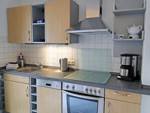 Kühlschrank, Mikrowelle, Ofen, Geschirrspüler