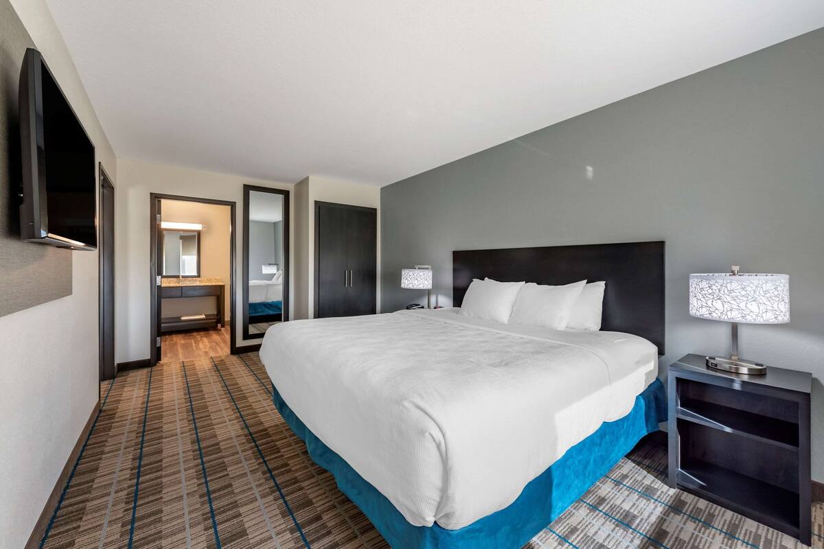 suite, 1 king bed, accessible, non smoking | desk, iron/ironing board, free wifi, bed sheets