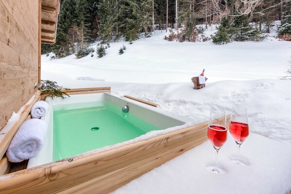 Outdoor spa tub