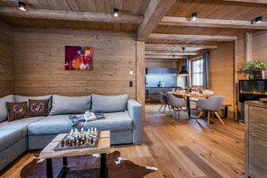 TV, fireplace - Alpine Chalet - LA SOA Chalets & Eventlodge (Schattwald)